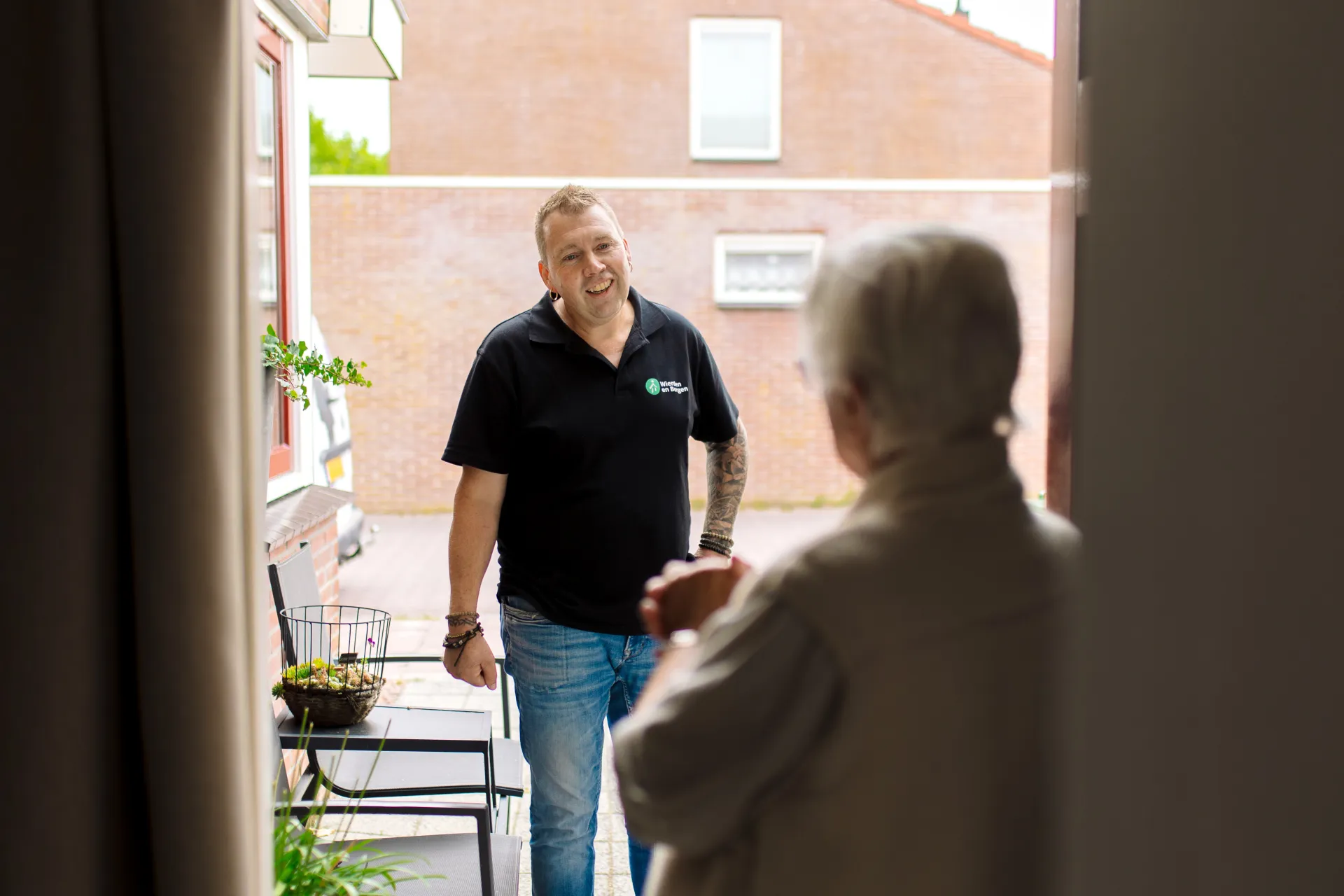 Wijkbeheerder met huurder