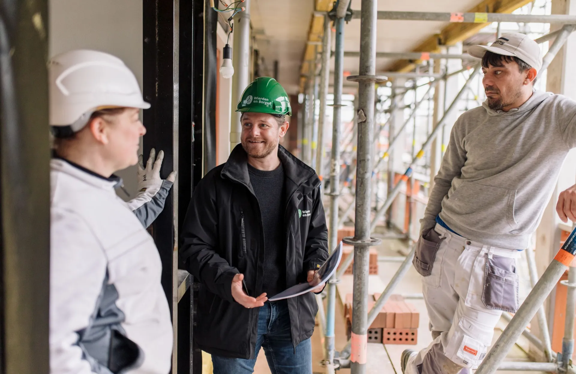 Werkvoorbereider in gesprek met werkmannen