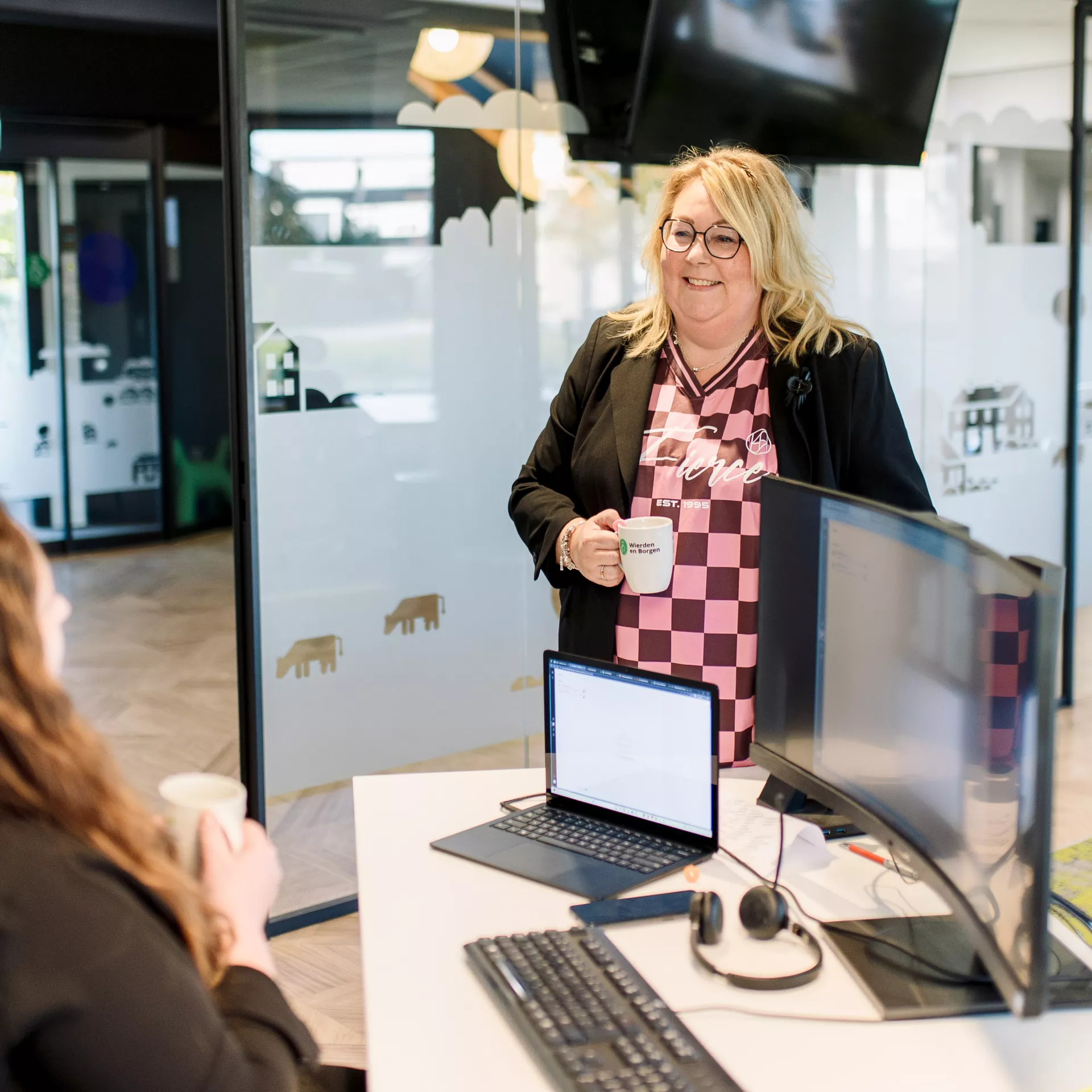 Riëm kletst met collega